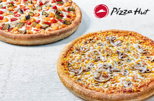 שתי פיצות משפחתיות ברשת פיצה האט